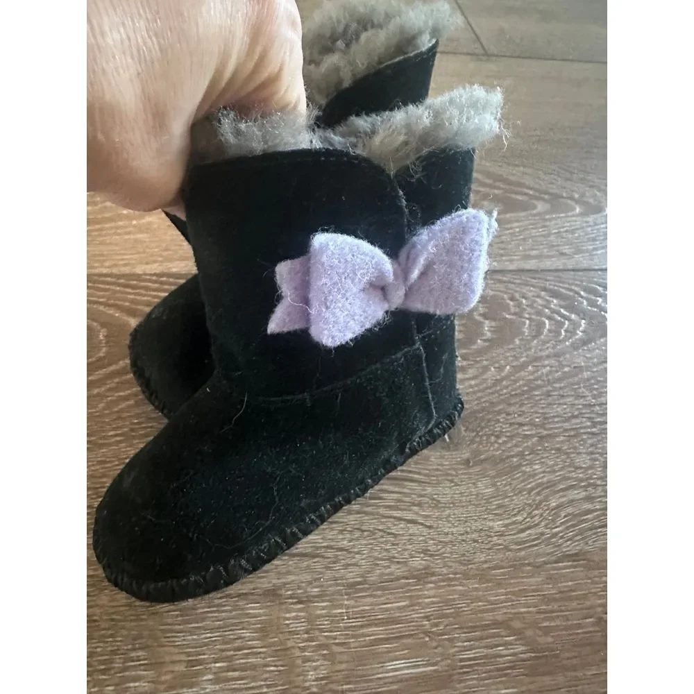 Black and purple Ugg boots gray fur lined 4/5‎ Cassie bow boot
